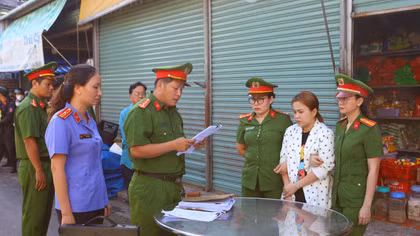 Khởi tố 18 bị can đem quan tài đến nhà chủ hụi gây áp lực đòi nợ