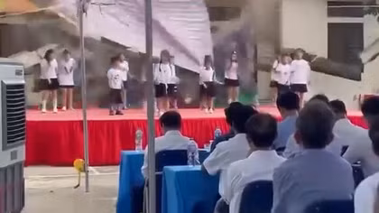 Sập mái hiên nhà văn hóa, nhiều trẻ bị thương