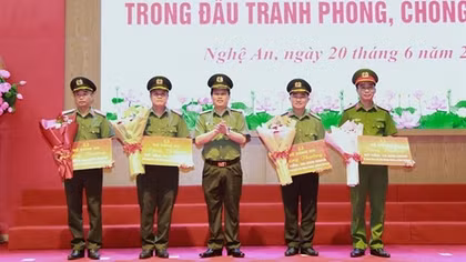 Trao thưởng thành tích đặc biệt xuất sắc trong đấu tranh phòng, chống tội phạm