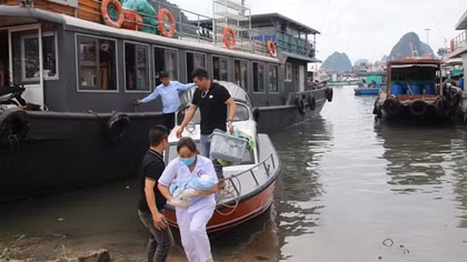 Bé trai chào đời ngay trên tàu từ đảo vào đất liền