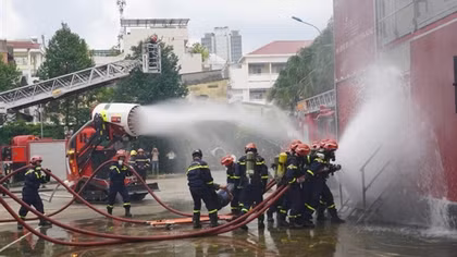 Thành lập 2 tổ Cảnh sát đặc biệt tinh nhuệ chữa cháy và CNCH trên cạn và dưới nước