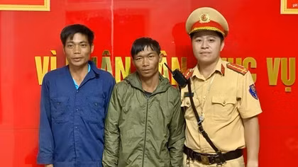 Giúp đỡ hai người đàn ông dân tộc Khơ Mú về với gia đình