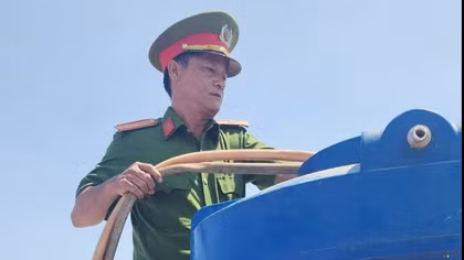 Công an xã đội nắng đưa nước sạch đến với người dân