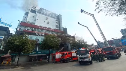 Cảnh sát huy động xe thang dập tắt đám cháy tòa nhà cao tầng ở Hà Nội