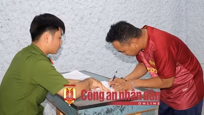 Khoá cửa giữ trái phép trên 20 ngư phủ theo “lệnh” của một phụ nữ