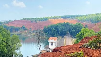 Các khu tái định cư của đường cao tốc gặp khó do vướng quy hoạch khai thác bauxite