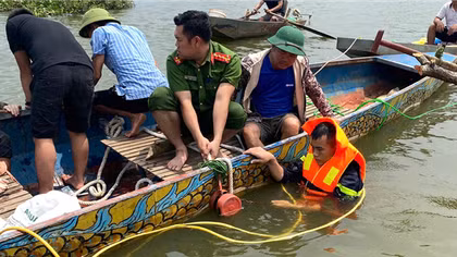 Trục vớt xe ô tô bị rơi xuống nước ở huyện Quốc Oai