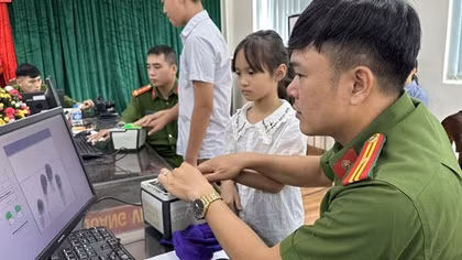 Chỉ hơn 1 phút hoàn thiện thủ tục đề nghị cấp căn cước cho người dưới 14 tuổi