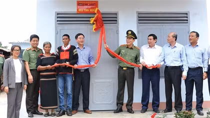 Những ngôi nhà giúp bà con vùng đồng bào dân tộc thoát nghèo