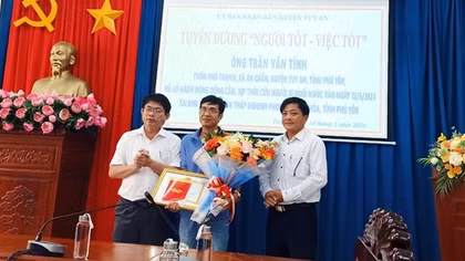 Tuyên dương người đàn ông dũng cảm lao xuống biển cứu người đuối nước