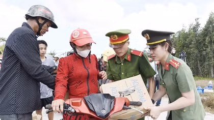 Công an tỉnh Cà Mau hỗ trợ nước sạch cho người dân vùng hạn mặn