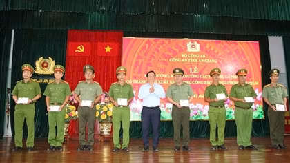 Khen thưởng các tập thể, cá nhân xuất sắc trong công tác phòng, chống tội phạm