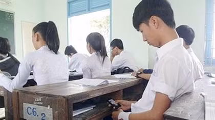 Nhà trường nói gì về quy định cấm học sinh sử dụng điện thoại trong giờ học?