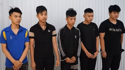 Đeo khẩu trang, che biển số, mang hung khí đi đánh nhau