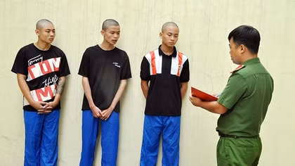 Tóm gọn 3 đối tượng mang dao phóng lợn đi cướp xe máy