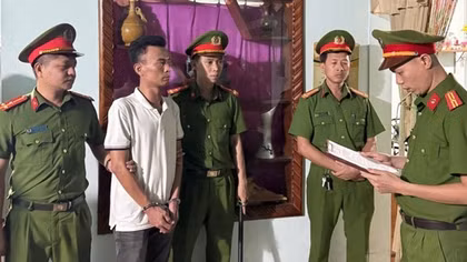 Bố bị phạt tù vì sai phạm trong quản lý đất đai, con trai “nổ” lừa đảo làm sổ đỏ