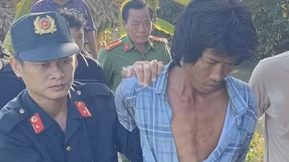 Cảnh sát truy bắt kẻ tâm thần chém chết người, lẩn trốn vùng kênh rạch