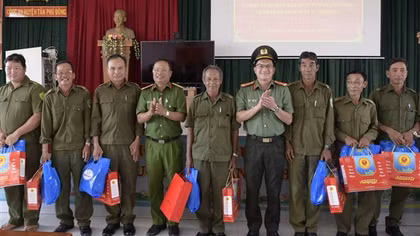 Công an tỉnh Tiền Giang tặng quà lực lượng bảo vệ an ninh trật tự ở cơ sở