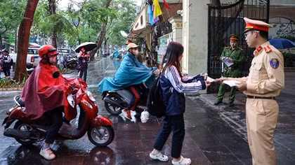 CSGT cắm chốt xử lý vi phạm kết hợp đến trường học phát tờ rơi ATGT