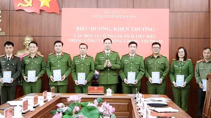 Biểu dương, khen thưởng các đơn vị tiêu biểu trong phòng, chống tội phạm