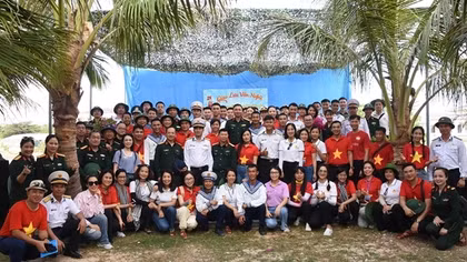 Chuyến thăm huyện đảo Trường Sa, Nhà giàn DK1 đầy ý nghĩa của kiều bào