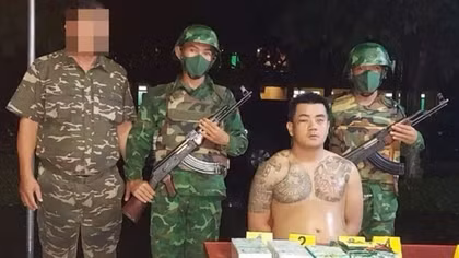 Bơi theo sông từ Campuchia về Việt Nam "ôm" theo 4kg ma túy
