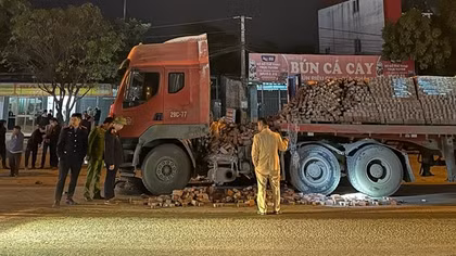 Xe máy kẹp ba đầu trần tông ô tô đầu kéo, 1 người tử vong
