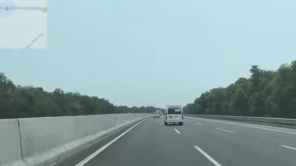 Phạt 15 triệu, tước bằng lái xe limousine đánh võng trên cao tốc