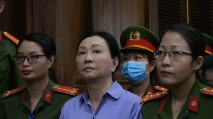 Biết bà Trương Mỹ Lan rút tiền sai quy định nhưng hai cán bộ cấp cao vẫn làm ngơ