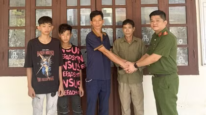 Hai thiếu niên vùng cao suýt sập bẫy “việc nhẹ lương cao”