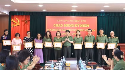 Trao kỷ niệm chương "Vì sự nghiệp báo chí Việt Nam" tặng phóng viên, biên tập viên Báo CAND