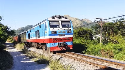 Xử lý nghiêm hành vi ném đá lên tàu, xe đang chạy trên đường