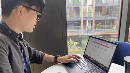 Nhiều tiện ích khi đăng ký online cấp thẻ tạm trú, thị thực cho người nước ngoài