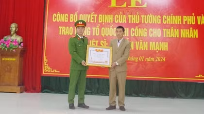 Trao Bằng Tổ quốc ghi công cho thân nhân Liệt sĩ Nguyễn Văn Mạnh
