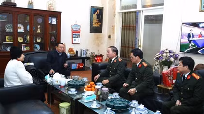 Thứ trưởng Trần Quốc Tỏ thăm hỏi, chúc Tết gia đình các đồng chí nguyên lãnh đạo Bộ Công an