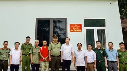 Trao nhà tình nghĩa cho gia đình có hoàn cảnh đặc biệt khó khăn