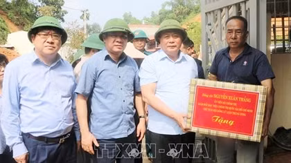 Đồng chí Nguyễn Xuân Thắng thăm, động viên người dân vùng lũ Yên Bái