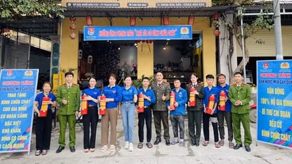 Bán nước mía gây quỹ mua bình chữa cháy tặng hộ nghèo