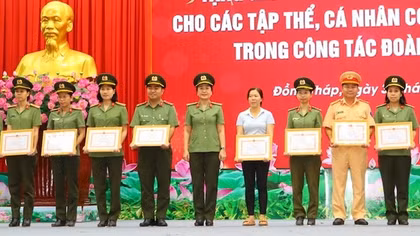 Công an tỉnh Đồng Tháp khen thưởng và tặng quà Tết CBCS