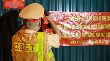 CSGT đến công trường, căng băng rôn nhắc nhở tài xế không chở quá tải