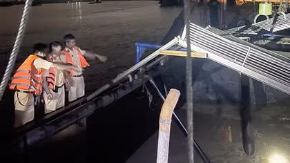 Bắt quả tang 4 tàu hút cát trái phép trên sông Hồng