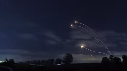 Hezbollah ồ ạt nã rocket vào Israel