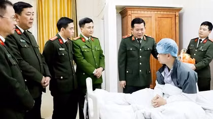Thăm hỏi chiến sĩ bị thương khi làm nhiệm vụ