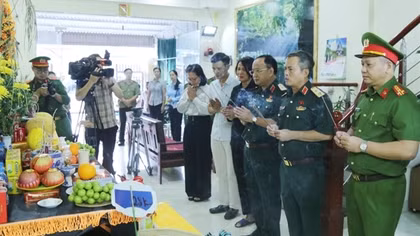 Thường trực Ủy ban Quốc phòng và An ninh thăm, động viên gia đình cán bộ Công an hi sinh