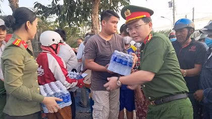 Nỗ lực cung cấp nước sinh hoạt cho người dân