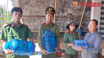 Gác ngày nghỉ lễ đi cấp nước sạch cho người dân