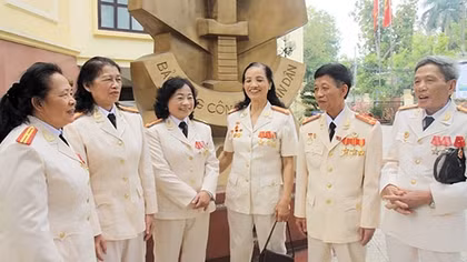 Dù sốt rét vẫn quấn màn ngồi dịch điện báo gửi chiến trường
