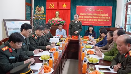 Thứ trưởng Trần Quốc Tỏ kiểm tra công tác tại Công an xã ở Điện Biên