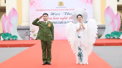 Tưng bừng Hội thi cắm hoa nghệ thuật, trình diễn trang phục CAND và áo dài truyền thống