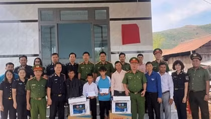 Hai em mồ côi cha mẹ được đón Tết trong căn nhà mới